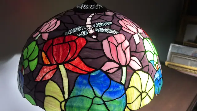 Tiffany-Style Floral Dome Table Lamp - detail