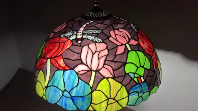 Tiffany-Style Floral Dome Table Lamp - detail