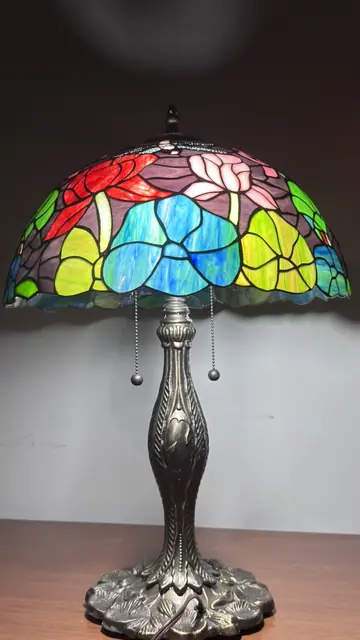 Tiffany-Style Floral Dome Table Lamp - detail