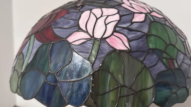 Tiffany-Style Floral Dome Table Lamp - detail