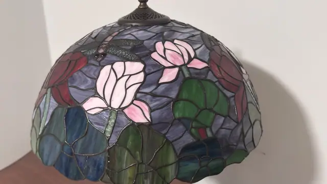 Tiffany-Style Floral Dome Table Lamp - detail