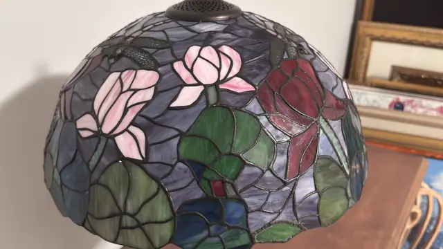 Tiffany-Style Floral Dome Table Lamp - detail