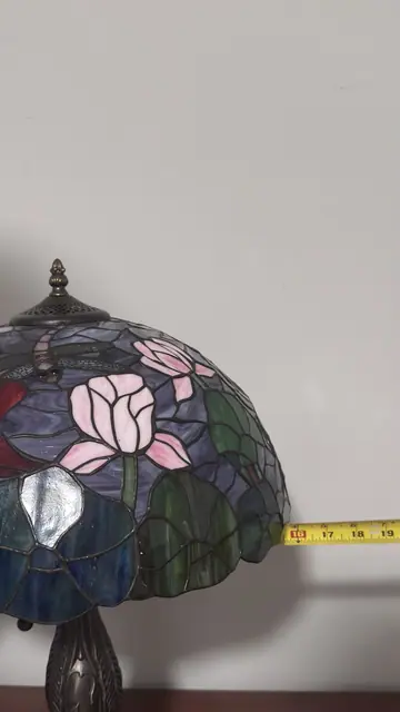 Tiffany-Style Floral Dome Table Lamp - detail