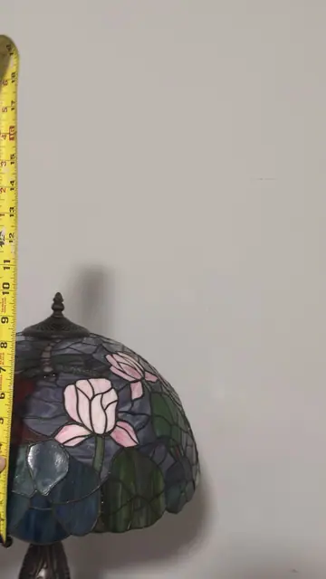 Tiffany-Style Floral Dome Table Lamp - detail
