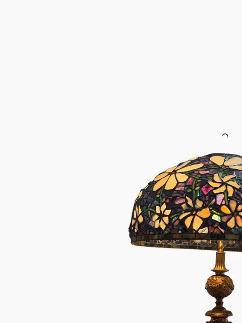 Tiffany-Style Floral Dome Table Lamp on Gilt Bronze Base - detail