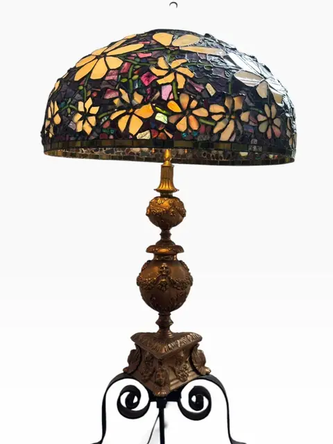 Tiffany-Style Floral Dome Table Lamp on Gilt Bronze Base - detail