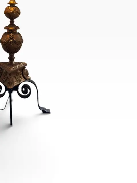 Tiffany-Style Floral Dome Table Lamp on Gilt Bronze Base - detail