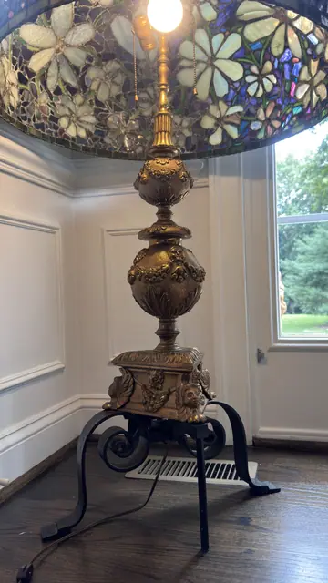 Tiffany-Style Floral Dome Table Lamp on Gilt Bronze Base - detail