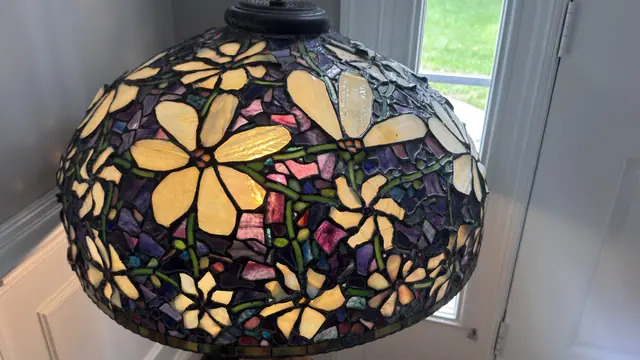 Tiffany-Style Floral Dome Table Lamp on Gilt Bronze Base - detail