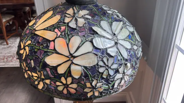Tiffany-Style Floral Dome Table Lamp on Gilt Bronze Base - detail
