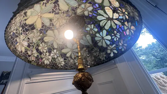 Tiffany-Style Floral Dome Table Lamp on Gilt Bronze Base - detail