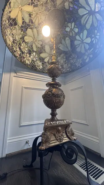 Tiffany-Style Floral Dome Table Lamp on Gilt Bronze Base - detail