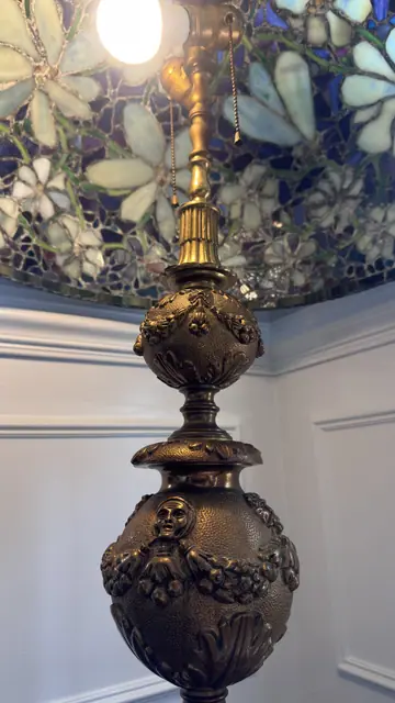 Tiffany-Style Floral Dome Table Lamp on Gilt Bronze Base - detail
