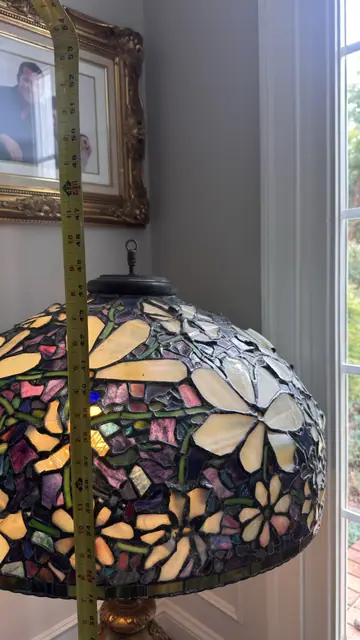 Tiffany-Style Floral Dome Table Lamp on Gilt Bronze Base - detail
