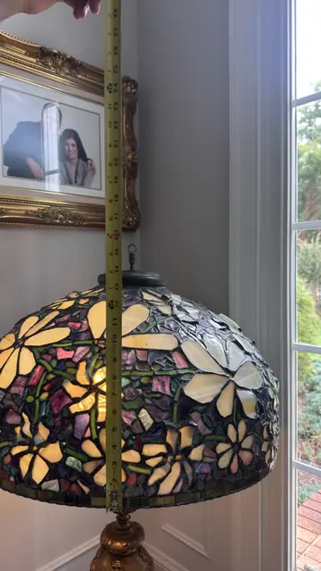 Tiffany-Style Floral Dome Table Lamp on Gilt Bronze Base - detail