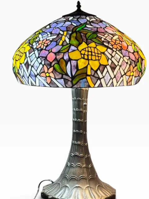 Tiffany-Style Floral Lattice Stained Glass Table Lamp - detail
