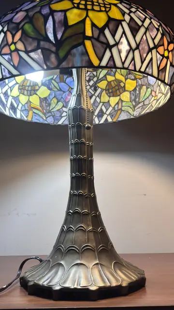 Tiffany-Style Floral Lattice Stained Glass Table Lamp - detail