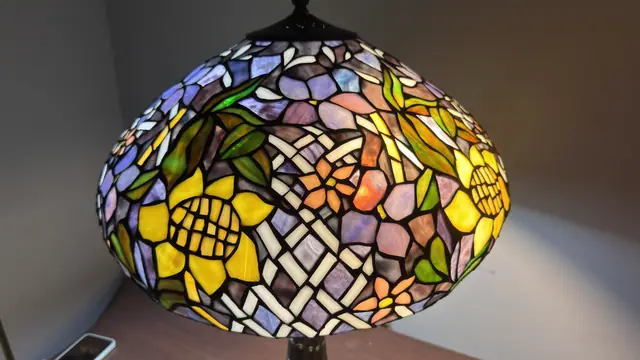 Tiffany-Style Floral Lattice Stained Glass Table Lamp - detail