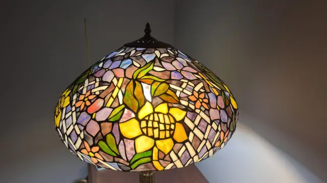 Tiffany-Style Floral Lattice Stained Glass Table Lamp - detail
