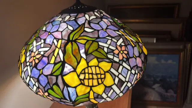 Tiffany-Style Floral Lattice Stained Glass Table Lamp - detail
