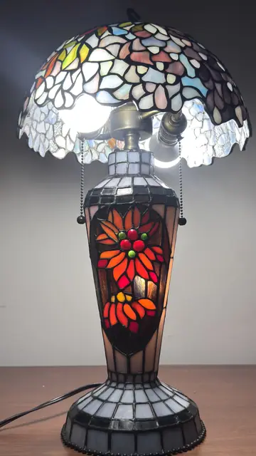 Tiffany-Style Floral Stained-Glass Table Lamp - detail