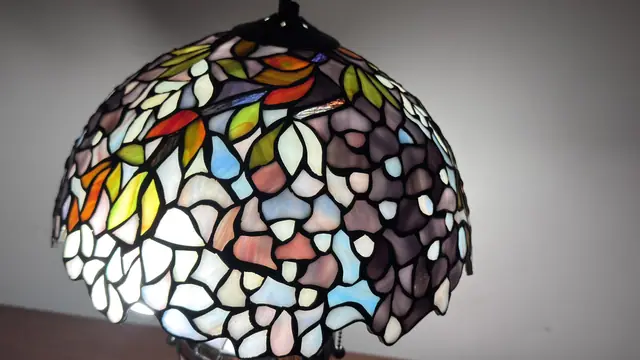 Tiffany-Style Floral Stained-Glass Table Lamp - detail