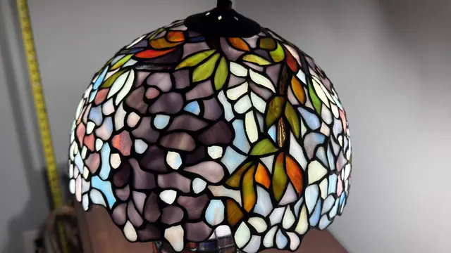 Tiffany-Style Floral Stained-Glass Table Lamp - detail