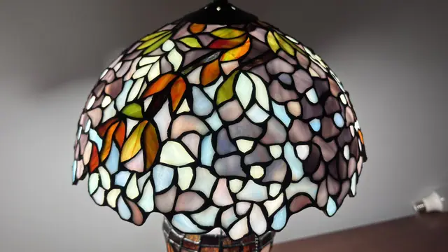 Tiffany-Style Floral Stained-Glass Table Lamp - detail