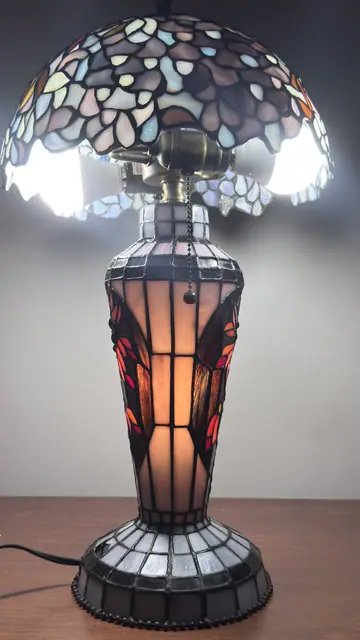 Tiffany-Style Floral Stained-Glass Table Lamp - detail