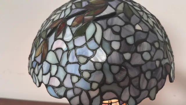 Tiffany-Style Floral Stained-Glass Table Lamp - detail