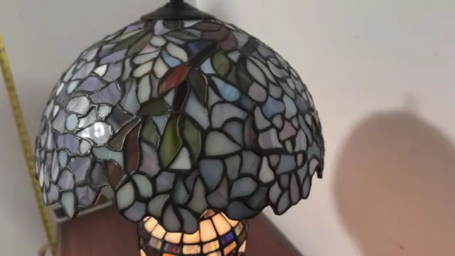 Tiffany-Style Floral Stained-Glass Table Lamp - detail