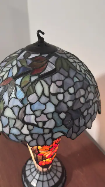 Tiffany-Style Floral Stained-Glass Table Lamp - detail