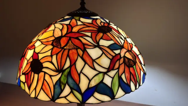 Tiffany-Style Floral Stained Glass Table Lamp - detail