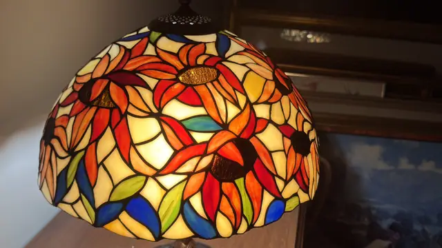 Tiffany-Style Floral Stained Glass Table Lamp - detail