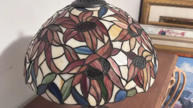 Tiffany-Style Floral Stained Glass Table Lamp - detail