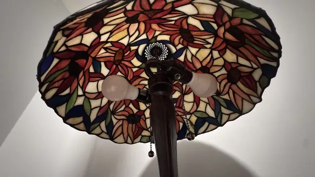 Tiffany-Style Floral Stained Glass Table Lamp - detail