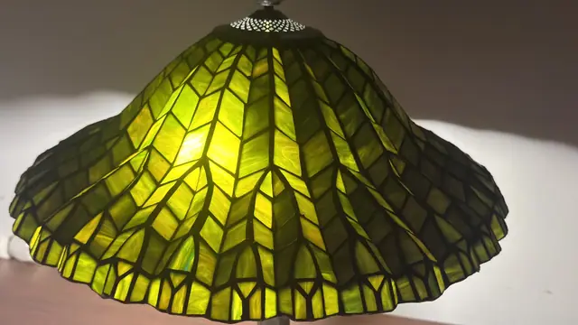 Tiffany-Style Green Willow Stained Glass Table Lamp - detail