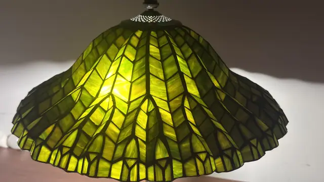 Tiffany-Style Green Willow Stained Glass Table Lamp - detail