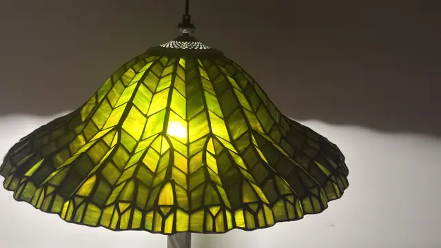 Tiffany-Style Green Willow Stained Glass Table Lamp - detail
