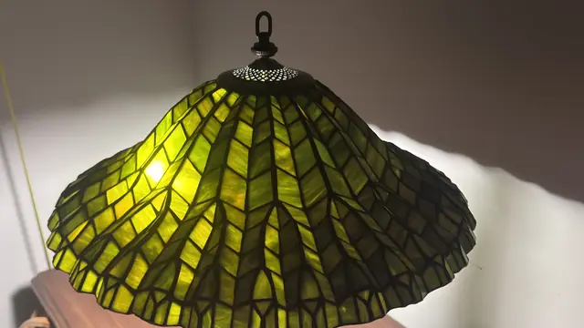 Tiffany-Style Green Willow Stained Glass Table Lamp - detail