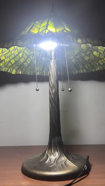 Tiffany-Style Green Willow Stained Glass Table Lamp - detail