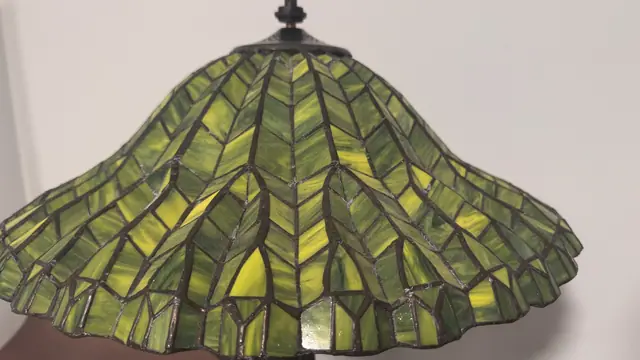 Tiffany-Style Green Willow Stained Glass Table Lamp - detail