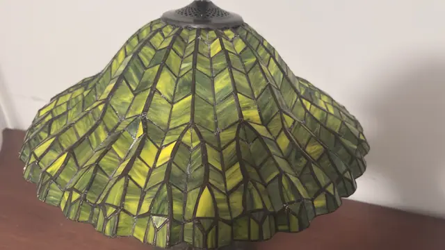 Tiffany-Style Green Willow Stained Glass Table Lamp - detail