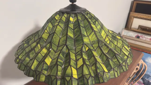 Tiffany-Style Green Willow Stained Glass Table Lamp - detail