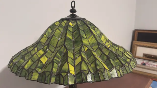 Tiffany-Style Green Willow Stained Glass Table Lamp - detail