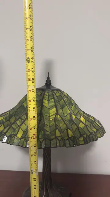 Tiffany-Style Green Willow Stained Glass Table Lamp - detail