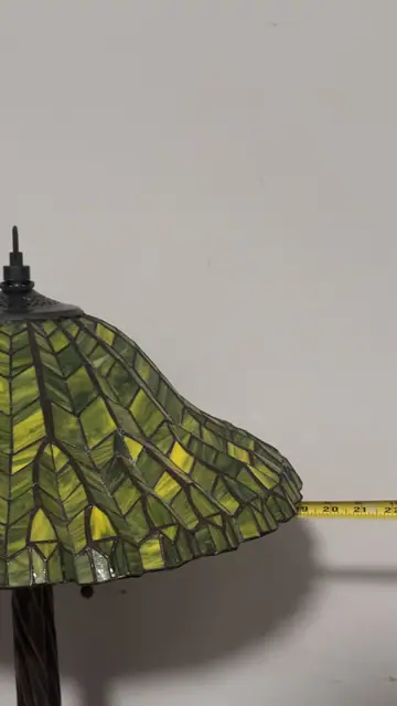 Tiffany-Style Green Willow Stained Glass Table Lamp - detail