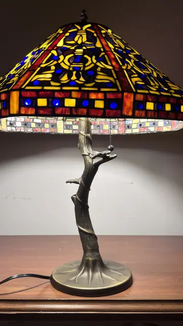 Tiffany-Style Leaded Glass Table Lamp with Tree-Trunk Base - detail