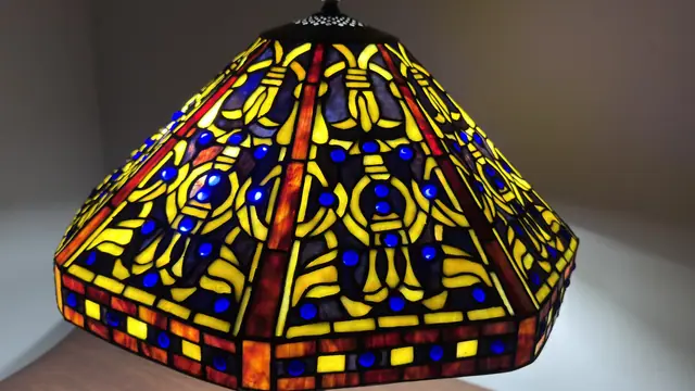 Tiffany-Style Leaded Glass Table Lamp with Tree-Trunk Base - detail