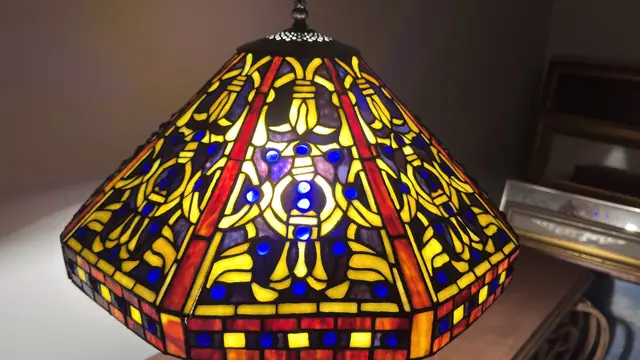Tiffany-Style Leaded Glass Table Lamp with Tree-Trunk Base - detail
